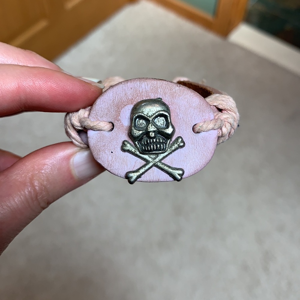 Pink leather adjustable skull bracelet - Picture 3 of 4